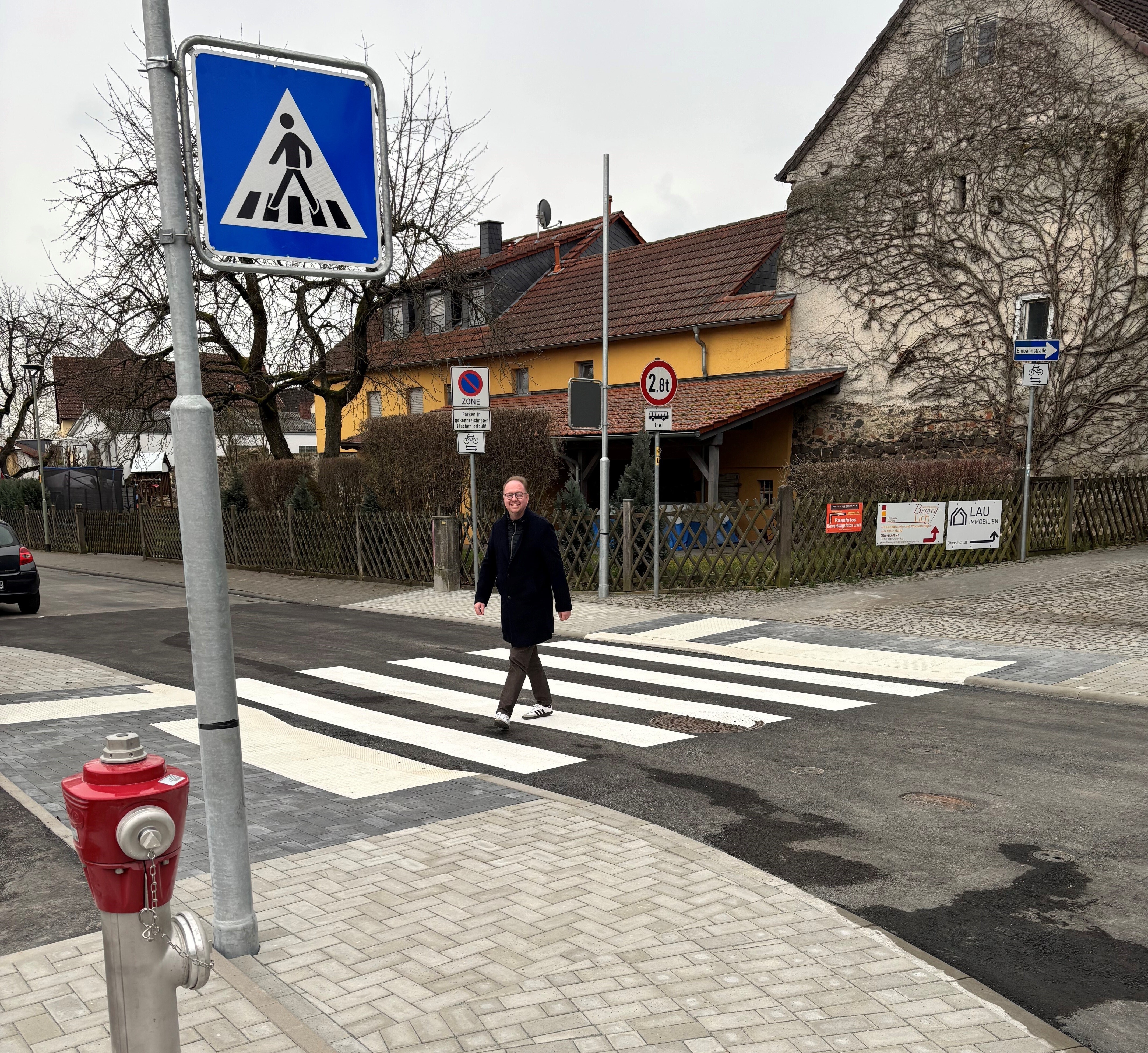 Bürgermeister, Dr. Julien Neubert weiht den Fußgängerüberweg "Am Wall" ein.