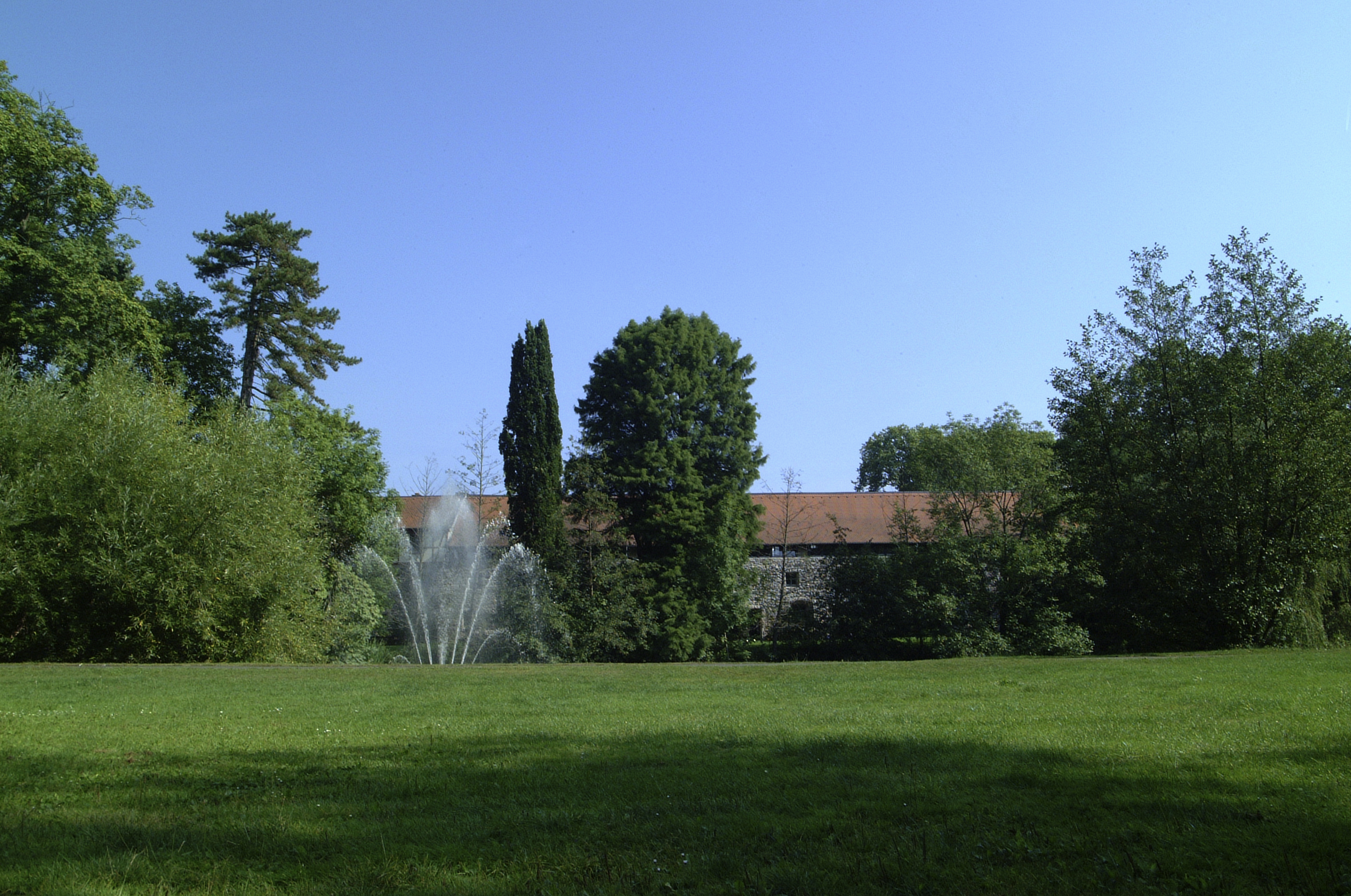 Schloßpark mit Schlossteich und Fontäne